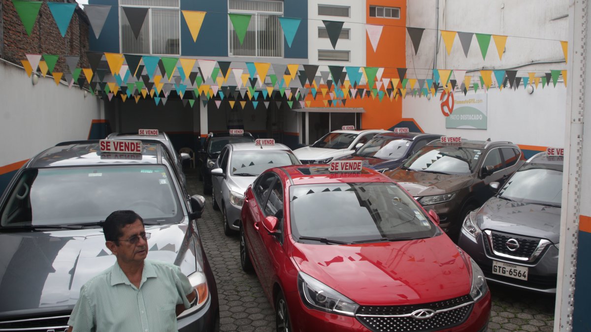 Un patio de venta de carros de segunda mano que no ha vendido las unidades por el cierre de la ANT.