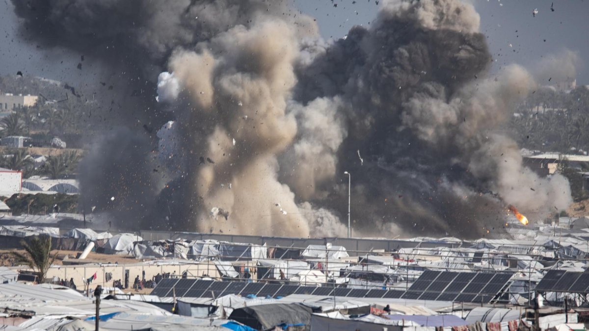 El humo se eleva tras un ataque aéreo israelí dirigido al campamento de Ghaith, que alberga a personas desplazadas, en el sur de la Franja de Gaza.