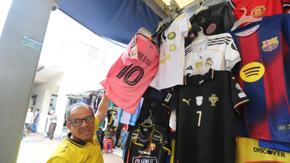 Pedro Loor, comerciante de la Bahía, muestra la camiseta de Lionel Messi, delantero del Inter Miami.
