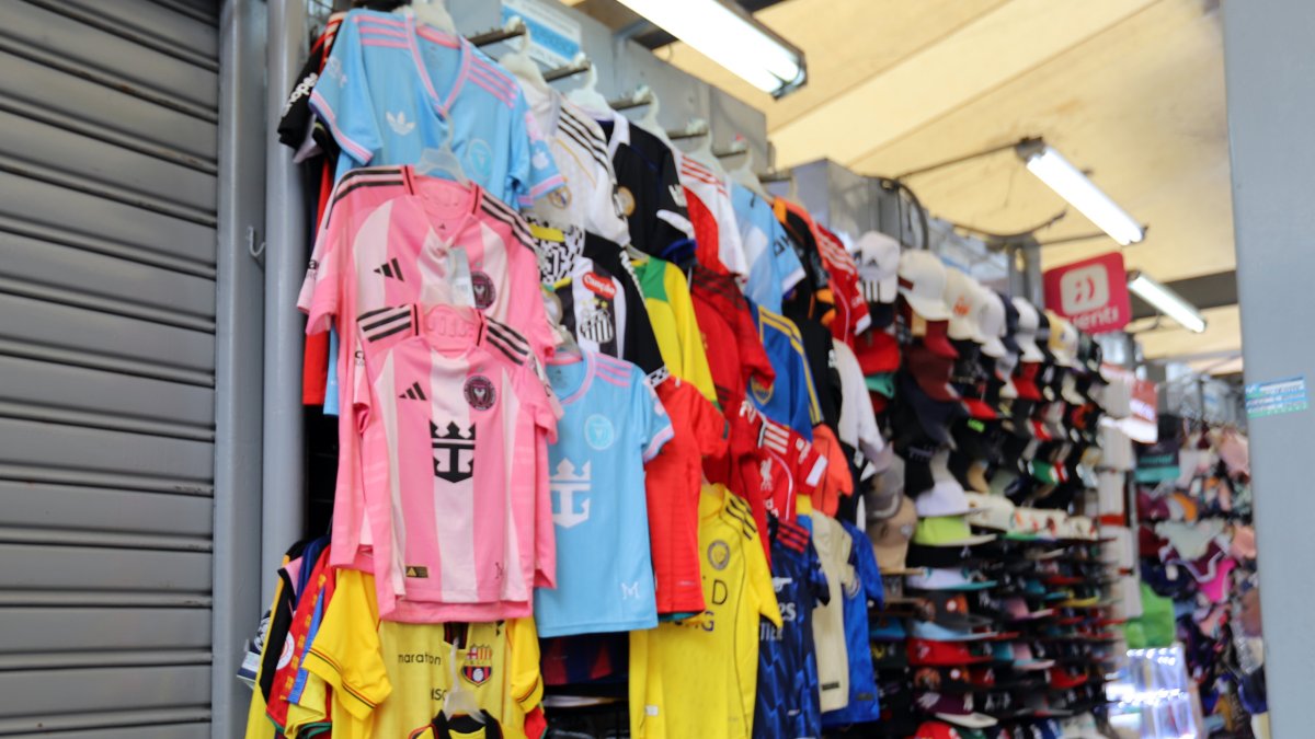 La venta de camisetas del Barcelona SC e Inter Miami lidera la demanda en la zona de la bahía de Guayaquil.