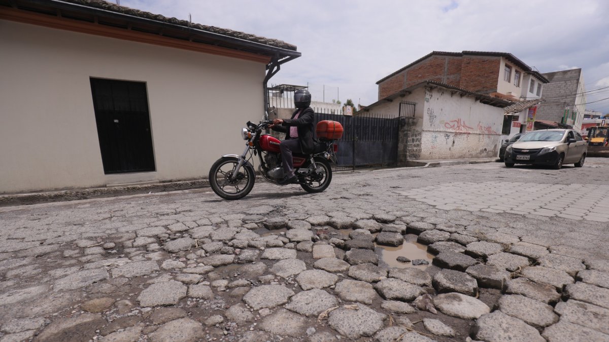 Situación. El mal estado de la calle Guayaquil y Gaspar de Carvajal, con múltiples huecos, complica el tránsito y evidencia la necesidad de reparación.