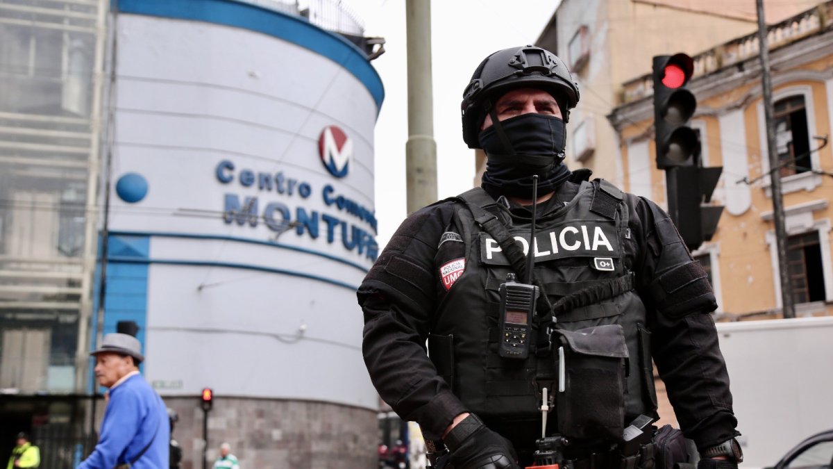 Tanquetas y uniformados se encuentran en los exteriores del Centro Comercial Montúfar buscan controlar el lugar.