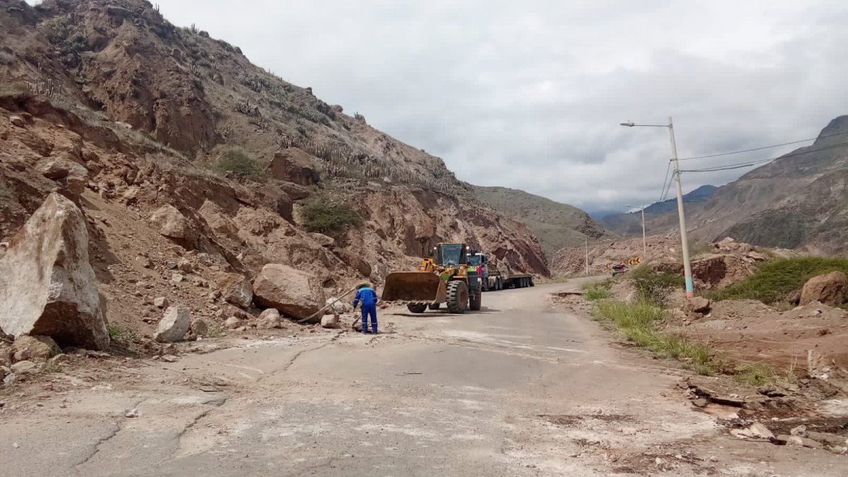 Los derrumbes constantes han provocado daños en la vía Cuenca–Girón–Pasaje.
