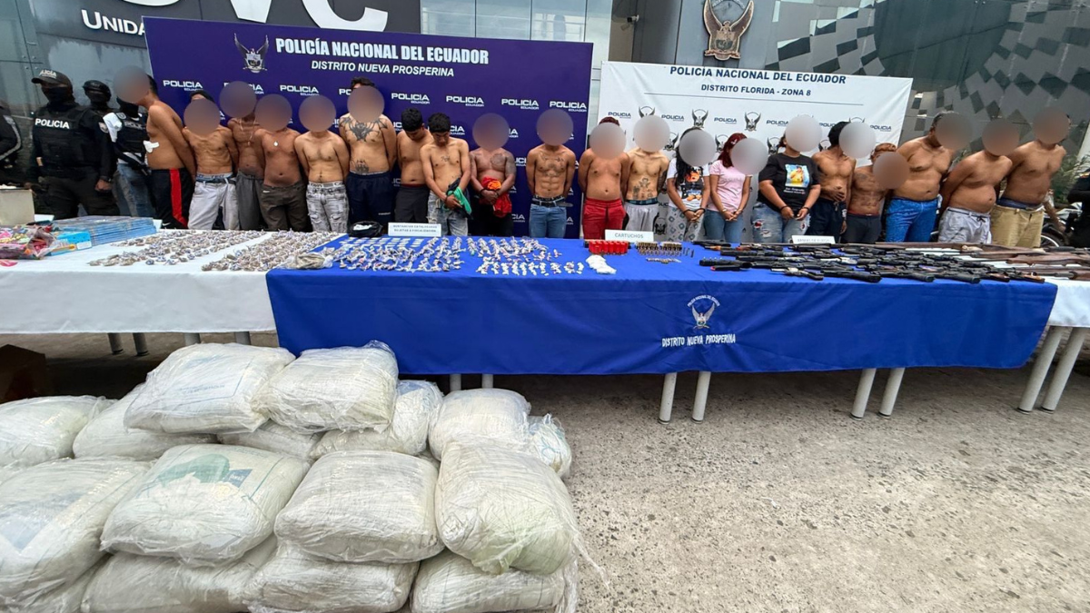 La Policía Nacional exhibe a los sospechosos y la droga incautada durante el operativo.