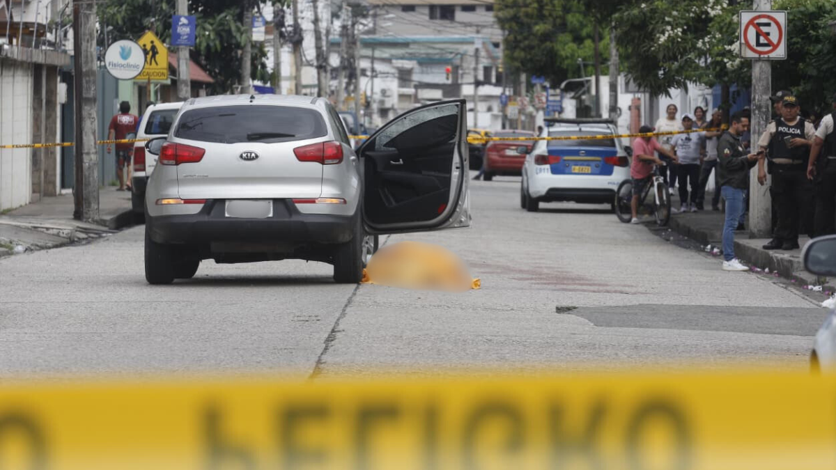 Vehículo donde fueron asesinados dos hombres en Guayaquil.