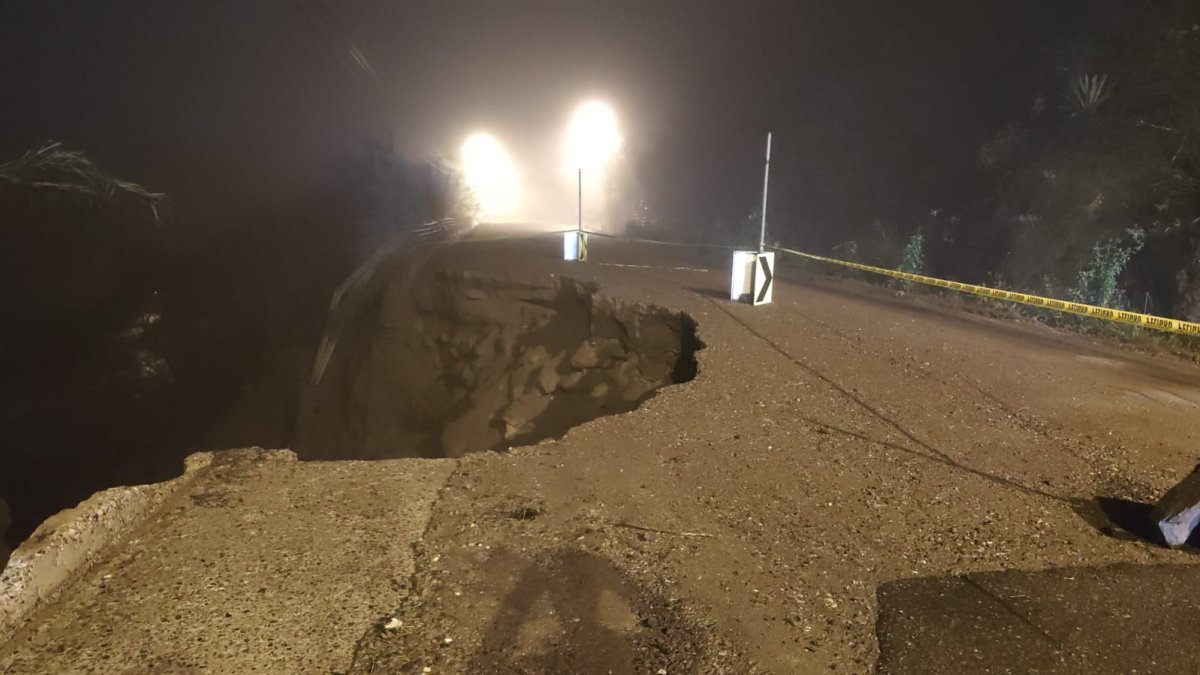 La vía Cuenca- Girón- Pasaje está cerrada por un socavón en el kilómetro 49.