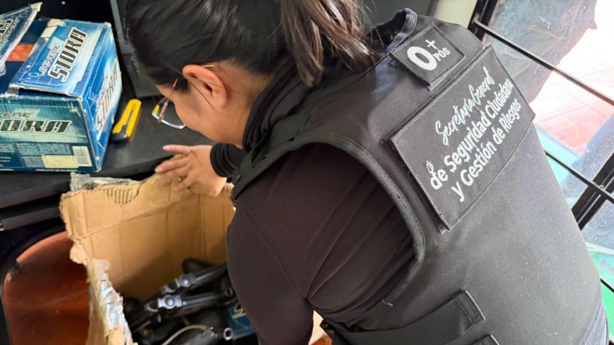 Autoridades incautaron armas, municiones y documentos falsificados durante el operativo en Quito.