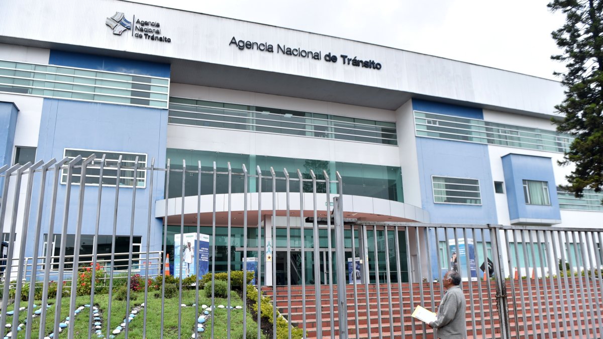 La Agencia Nacional de Tránsito (ANT) dejó de ofrecer sus servicios el 30 de enero de 2026 debido a una investigación por presunta delincuencia organizada y corrupción.