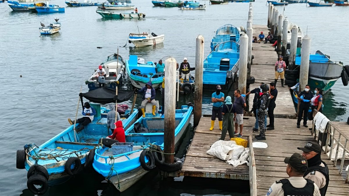 El cadáver, presumiblemente de un hombre, apareció flotando en el mar, cerca del muelle de Anconcito. Se investiga si se trata de un empresario desaparecido.