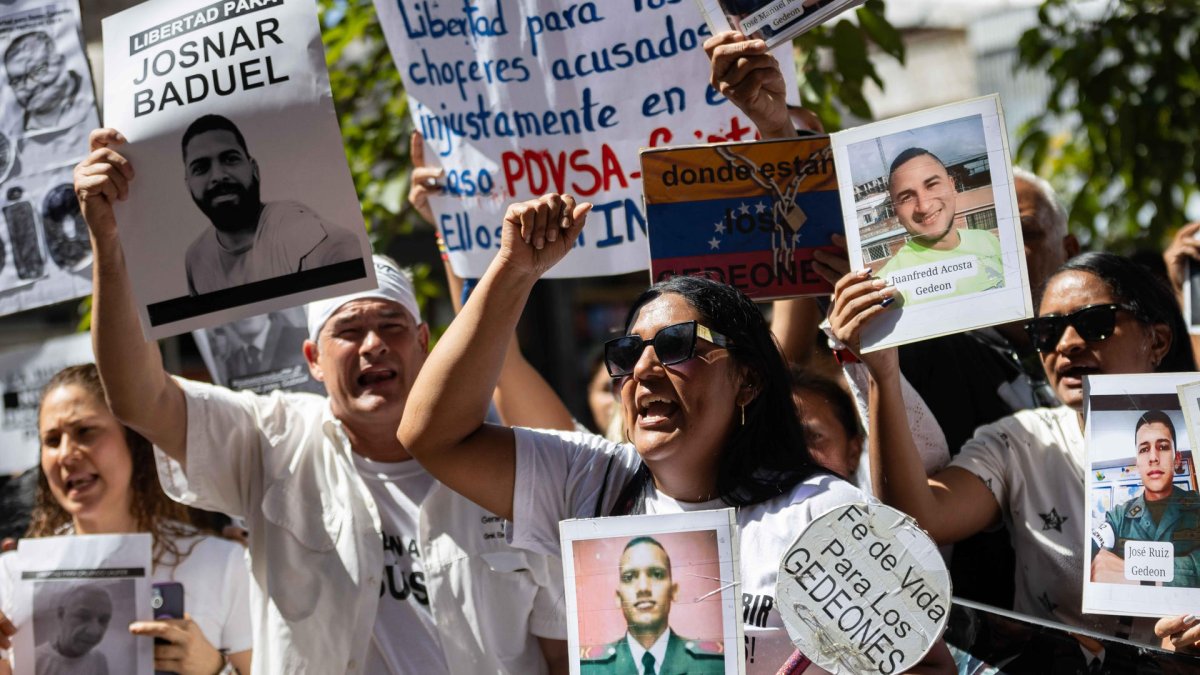 Familiares de presos políticos participan en una protesta frente al Palacio de Justicia este jueves, en Caracas (Venezuela).