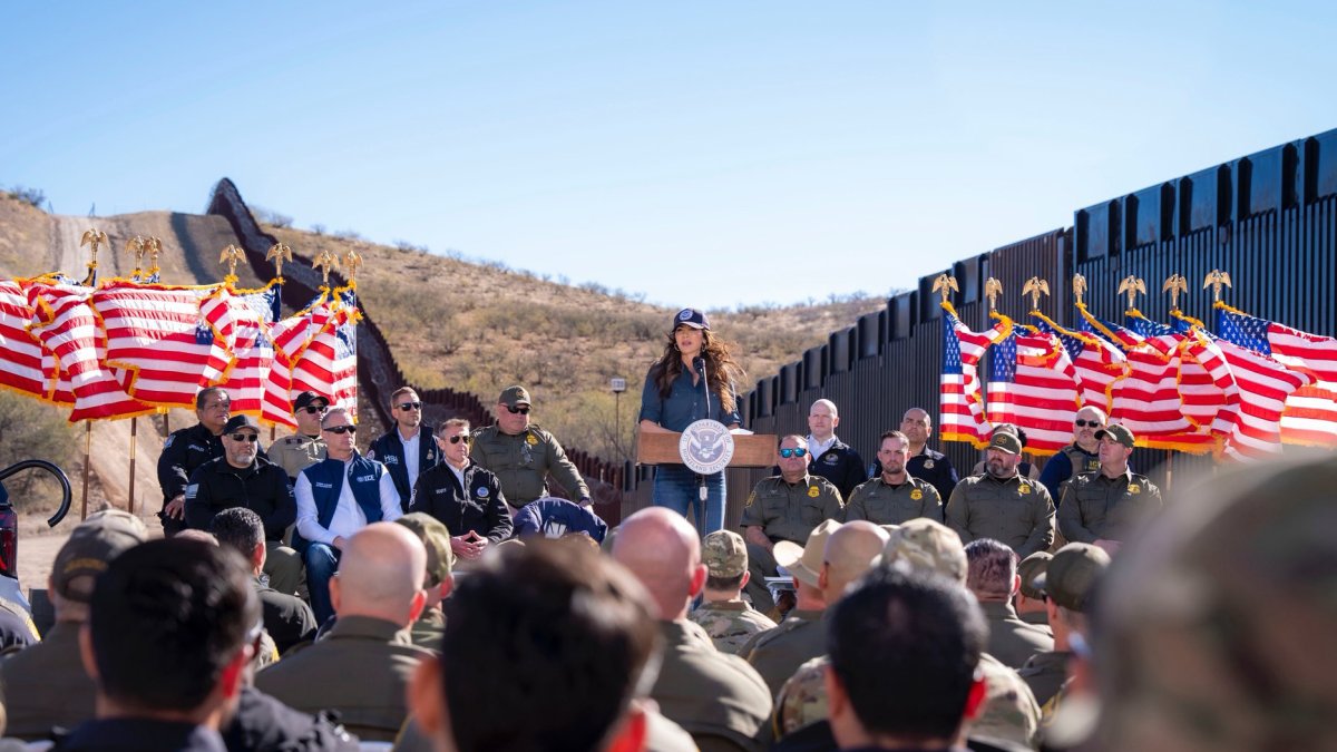 Kristi Noem, de la Secretaria de Seguridad, en una de las visitas a la frontera este miércoles, en Arizona (Estados Unidos).  