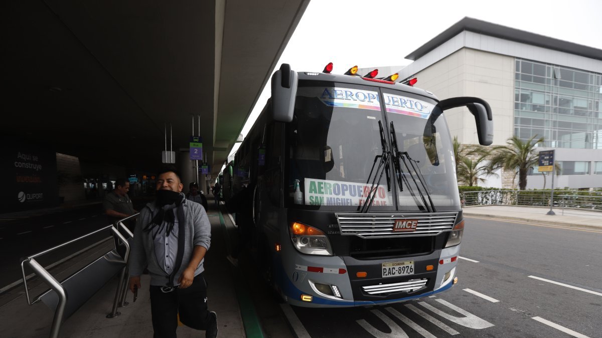 Nueva ruta de buses conecta el Aeropuerto de Quito con el Metro y mejora la movilidad en parroquias del valle