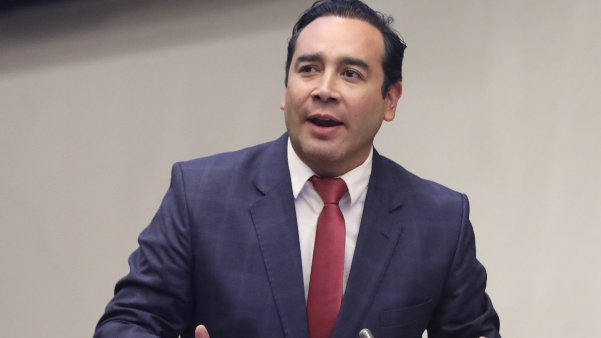 El asambleísta correísta, Juan Andrés González, enfrenta cinco denuncias de legisladores de ADN, quienes piden que sea enjuiciado penalmente.