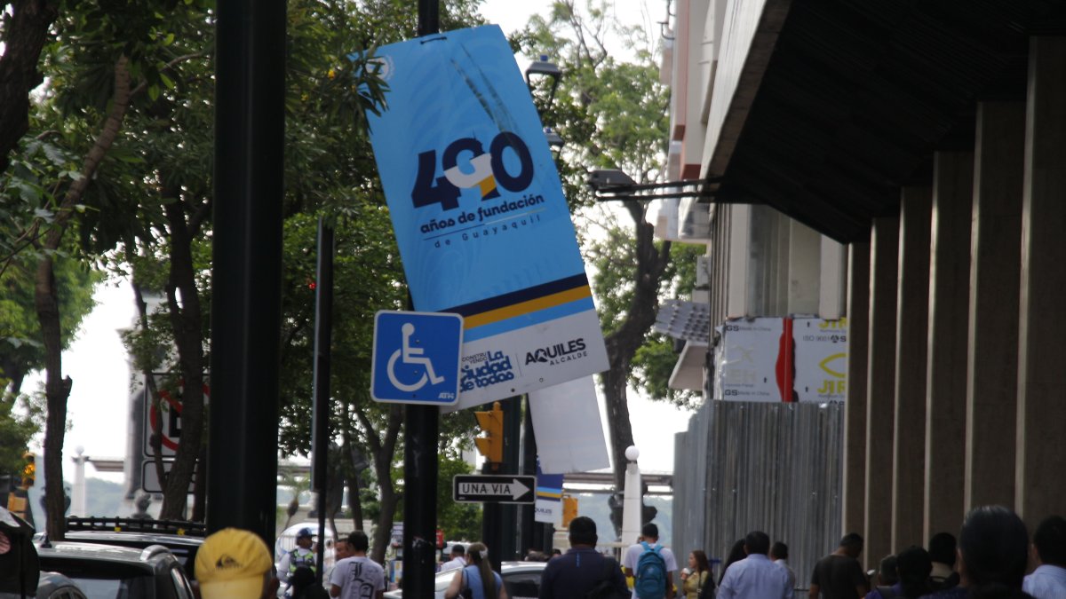 Los carteles fueron colocados por el Municipio, en 2025, para celebrar los 490 años del proceso fundacional de Guayaquil.