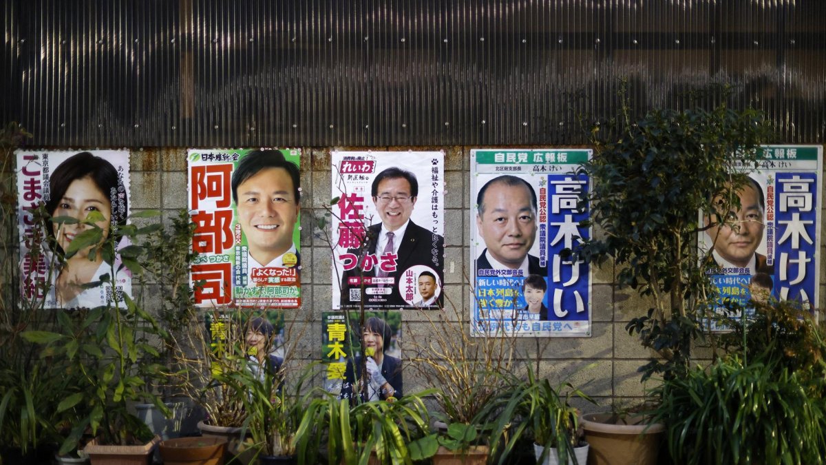 Carteles de campaña de los candidatos a las próximas elecciones generales se exhiben en una pared en Tokio, Japón.