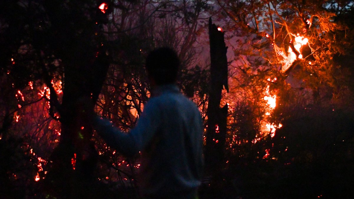 Una persona observa un incendio este 27 de enero de 2026, en Cholila, en la provincia de Chubut (Argentina).