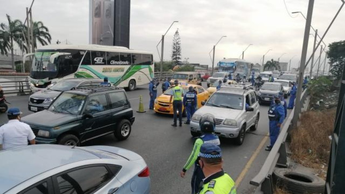 Agentes en un control de tránsito en Guayaquil.