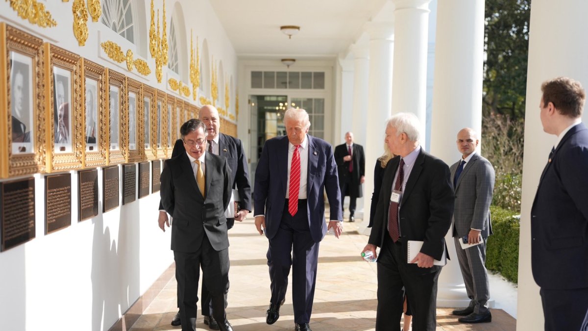 Gustavo Petro y Donald Trump recorriendo el pasillo de los presidentes estadounidenses en la Casa Blanca
