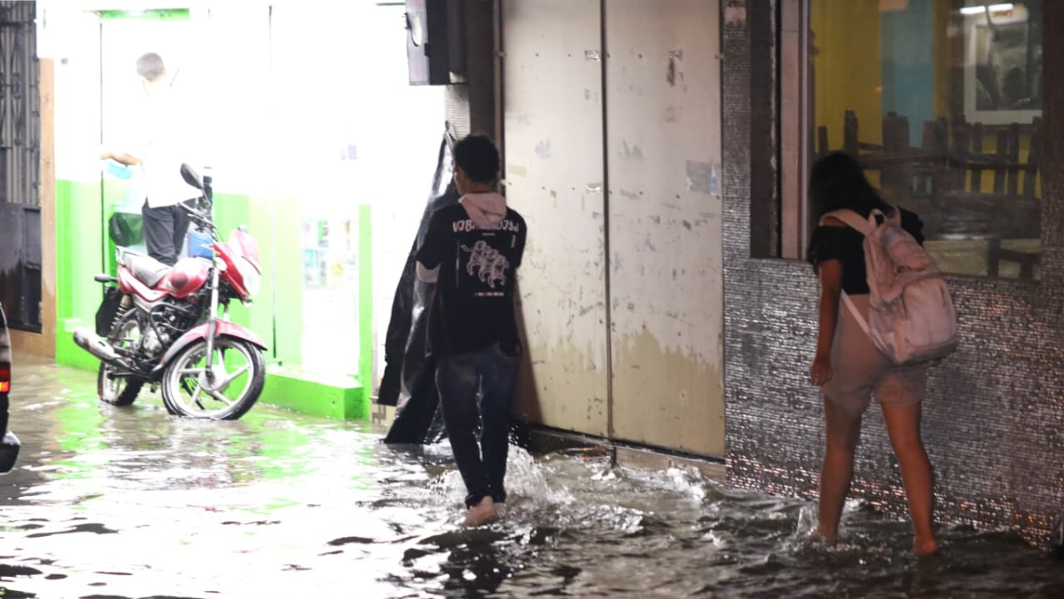 Los alrededores del mercado en Sauces 9 permaneces inundados por la fuerte lluvia.