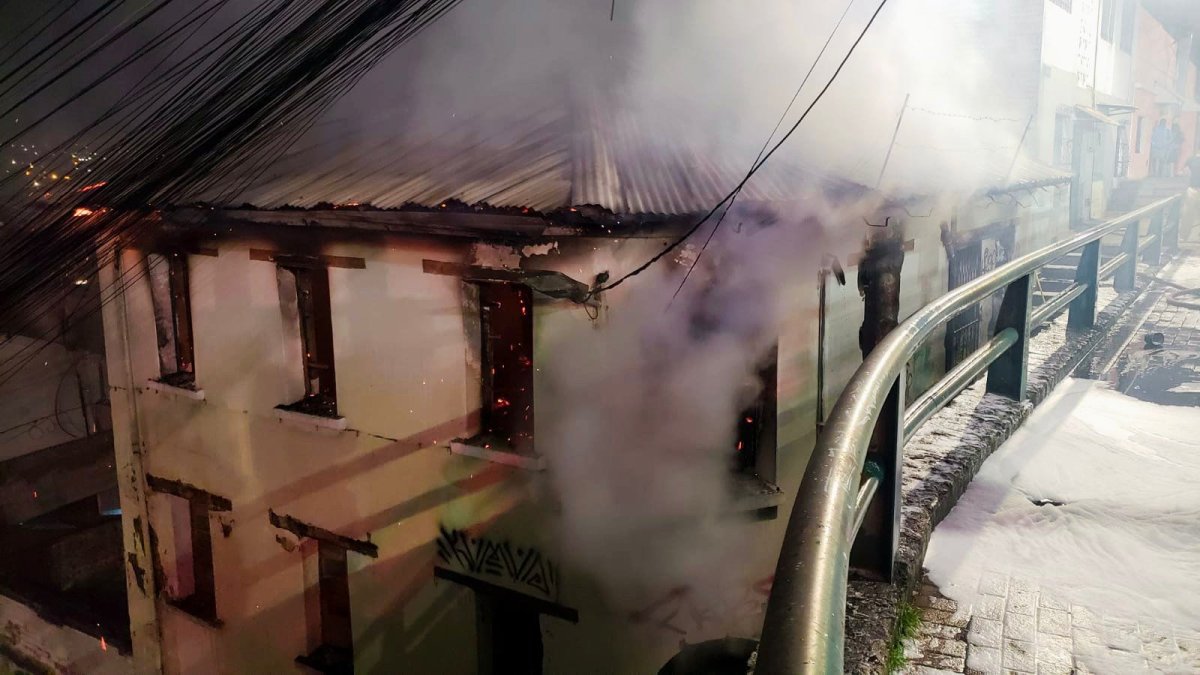 Incendio en el Centro Histórico de Quito obligó al cierre temporal de la calle Valparaíso