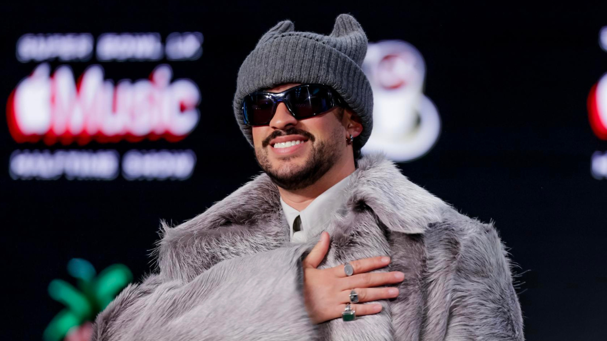 Bad Bunny se prepara para encender el Super Bowl LVIII con ritmo latino y sorpresas en el escenario.