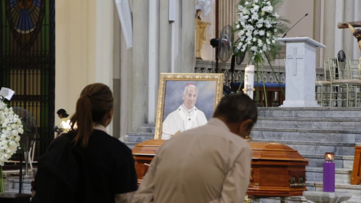 Fieles católicos llegaron a la Catedral Metropolitana de Guayaquil para decir adiós al pastor de los guayaquileños, el arzobispo emérito Antonio Arregui