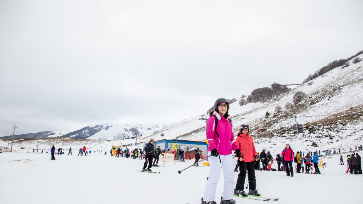 Atracción. Los turistas del sur de Italia esquían en la pequeña estación de esquí de Roccaraso, en la región de Abruzos, durante este invierno de 2026.