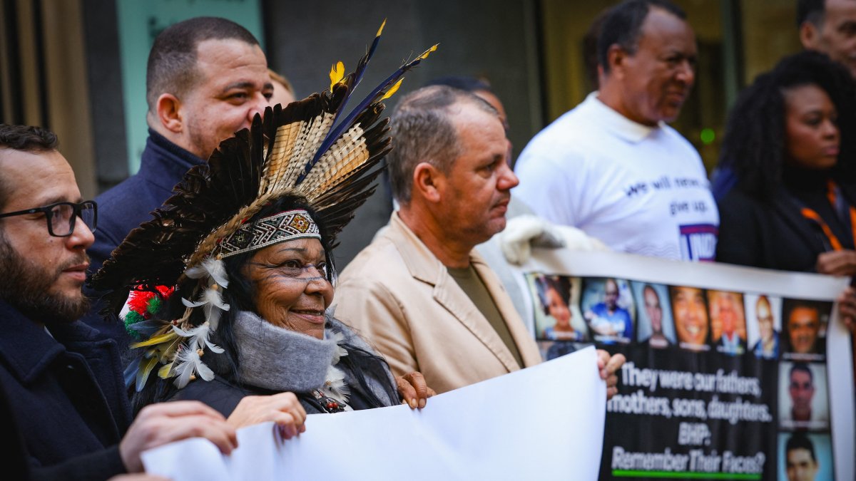 Denunciantes. Marilda Lyrio de Oliviera una de las líderes indígenas de la aldea Boa Esperança en Aracruz, posa junto a otros demandantes en el caso del desastre de la presa de Mariana.