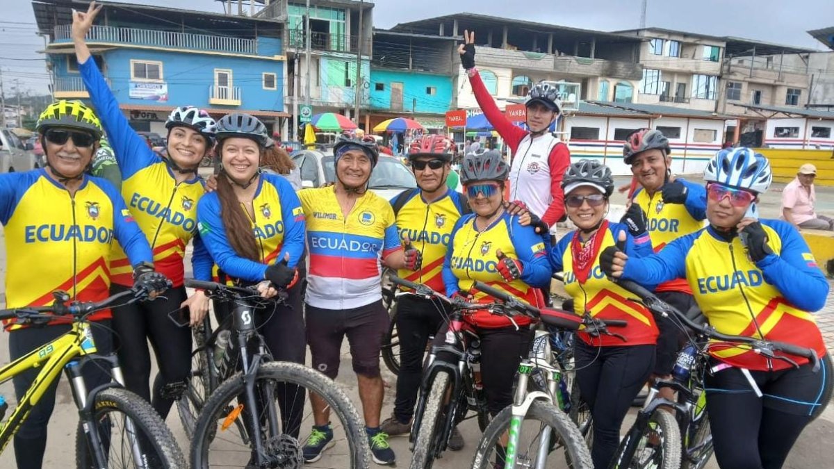 Los integrantes de Ecuaciclismo celebraron en San Luis de Pambil, Bolívar.