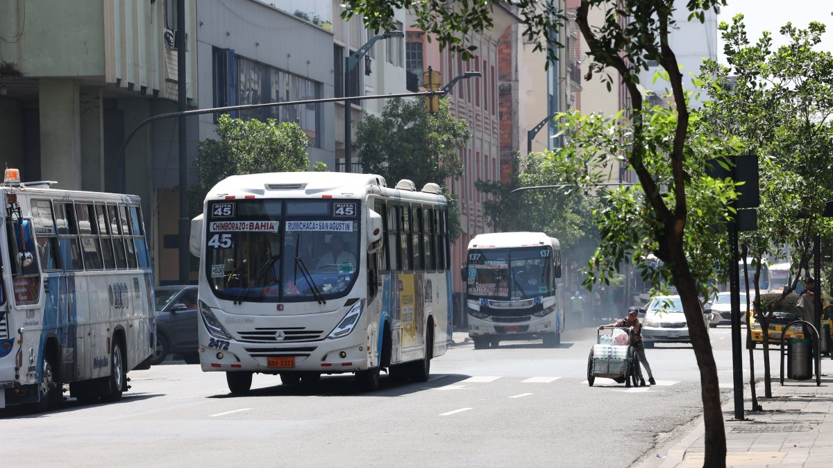 Uno de los temas que se cuestiona al transporte público es la contaminación de las unidades. El Municipio de Guayaquil alista una ordenanza para regular los pasajes.