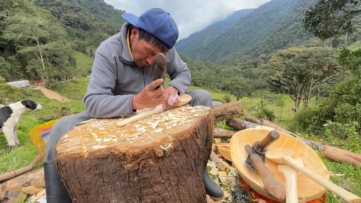 Artesano. Héctor Pallo talla con paciencia los trozos de madera.

AG-EXTERNOS