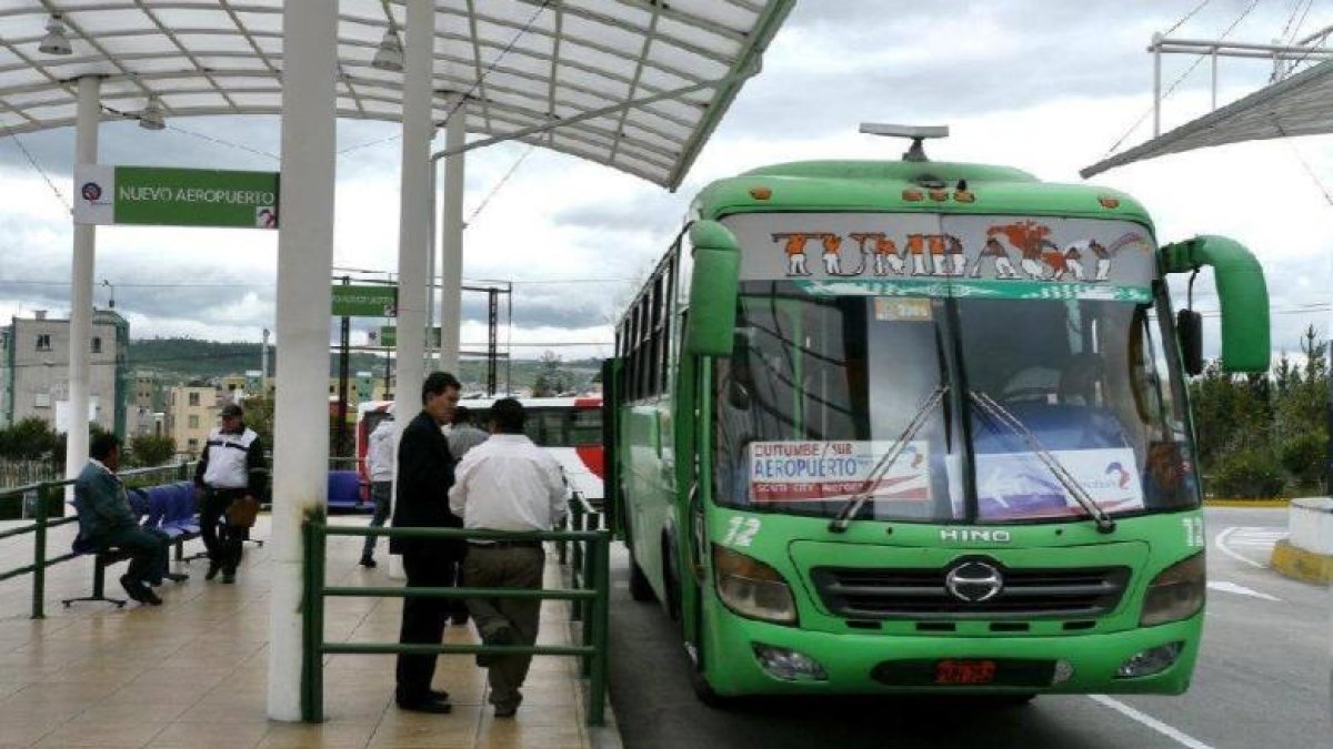 Algunas de las unidades que ofrecen el servicio de transporte entre Quito y el aeropuerto salen desde la estación de la av. Río Coca y ahora conectan con el Metro.