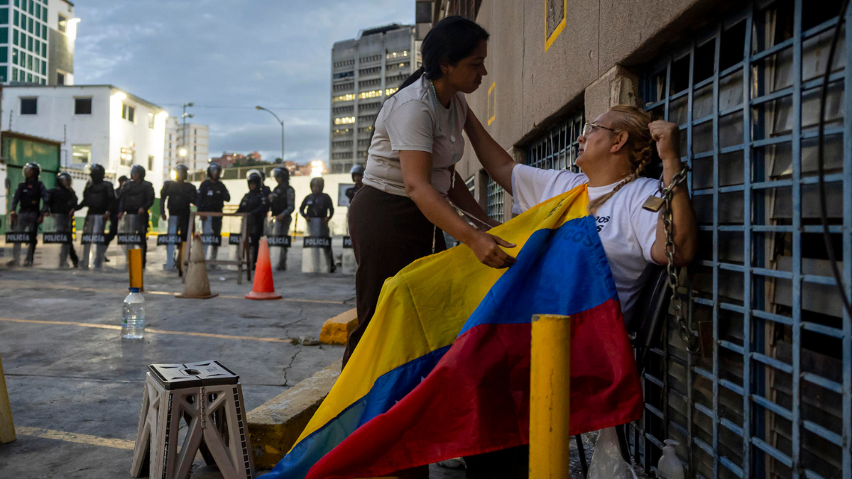 Familiares de presos políticos protestan en la sede de la CPNB en Caracas, en medio del proceso de excarcelaciones impulsado por el Gobierno