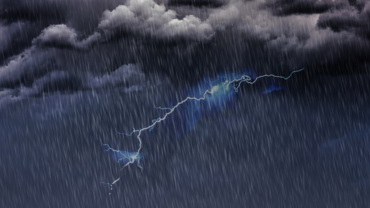 Referencial.Un rayo ilumina la intensidad de la tormenta nocturna, reflejando la fuerza de los fenómenos que se esperan en la Costa, Sierra y Amazonía