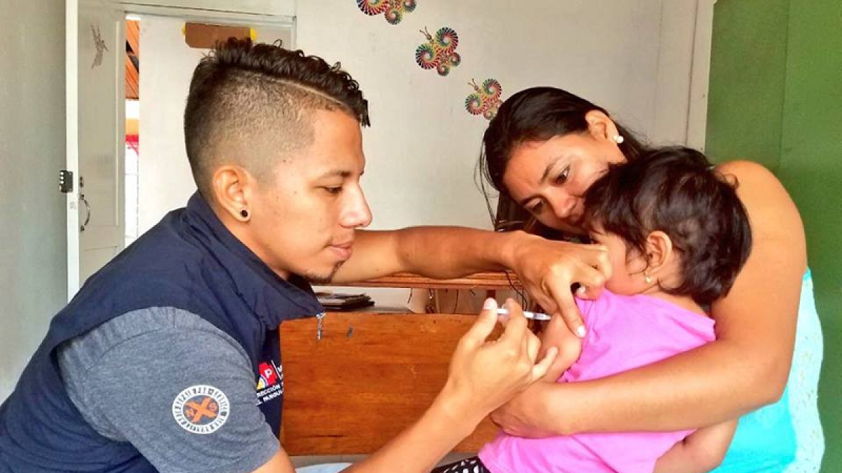 Niños y niñas reciben vacunas del esquema regular en establecimientos del Ministerio de Salud Pública.