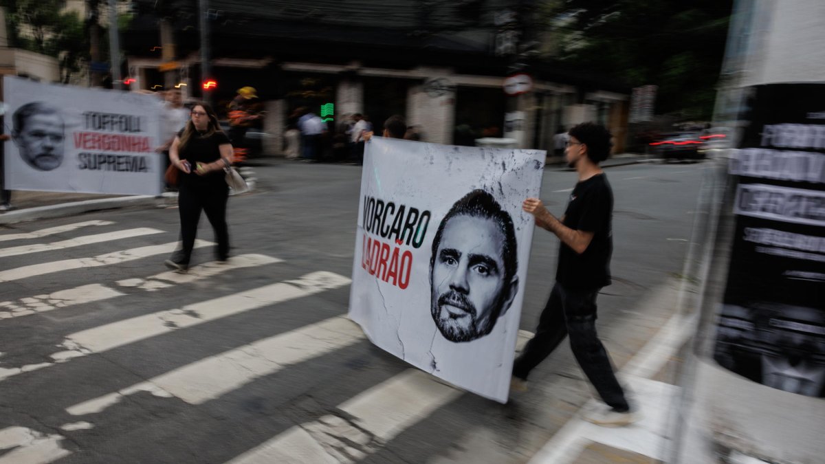 Personas sostienen un cartel durante una manifestación frente a la sede del Banco Master este jueves, en Sao Paulo (Brasil).