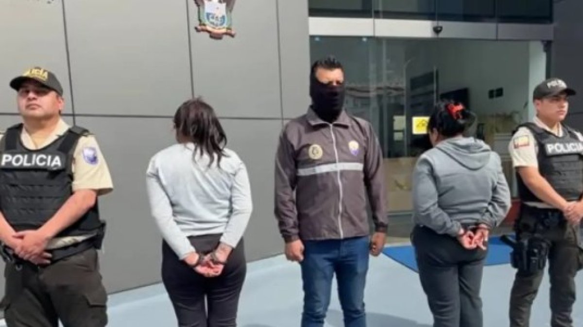 Dos mujeres fueron detenidas durante un operativo policial en el sur de Quito por presunta comercialización de billetes falsos.