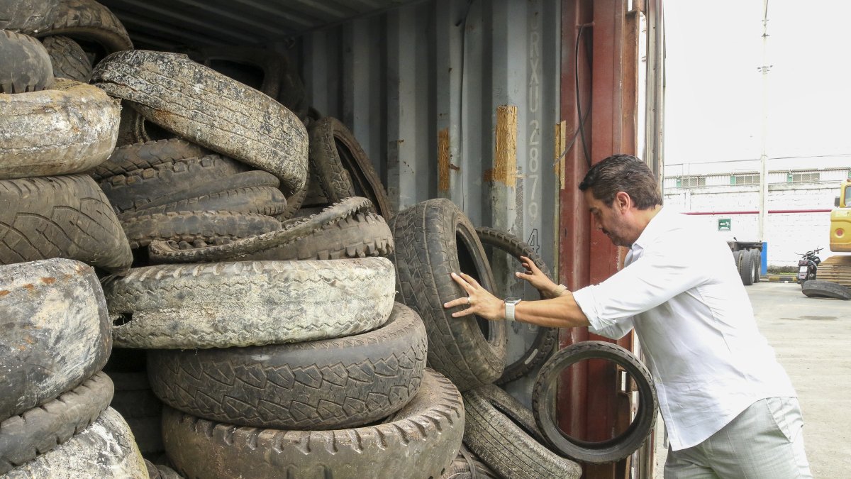 Llantas. Un total de 2.000 neumáticos desechados llegaron a Guayaquil.