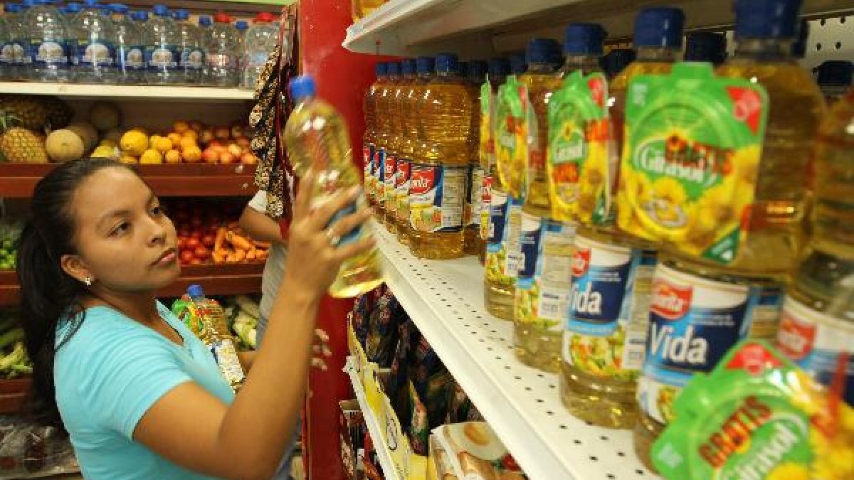 Una tienda que vende  una variedad de aceites para la cocina.