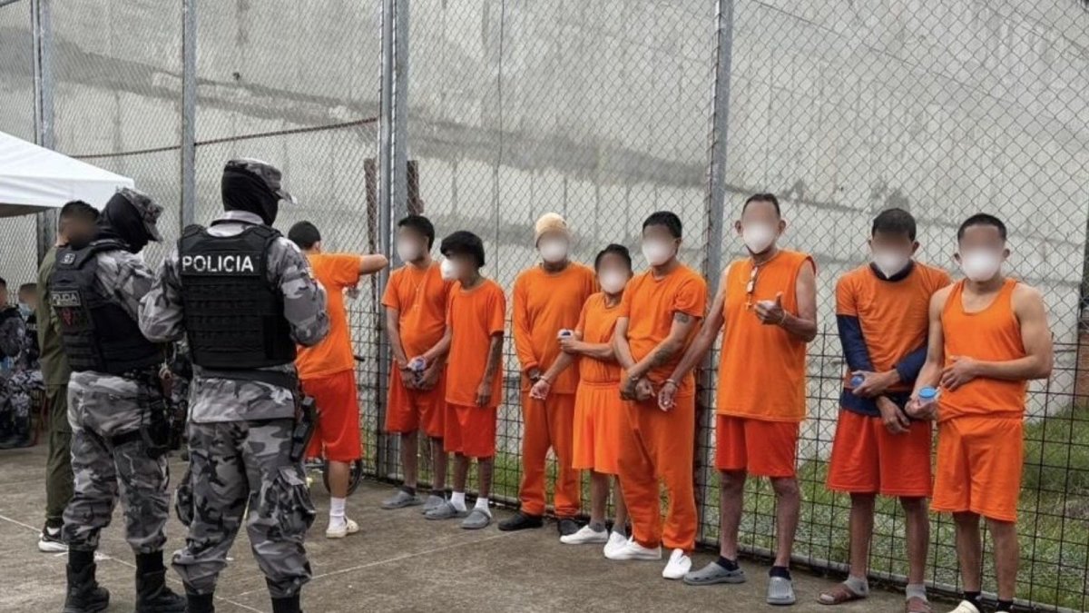 Personas privadas de libertad reciben atención médica por tuberculosis en un centro penitenciario del país.