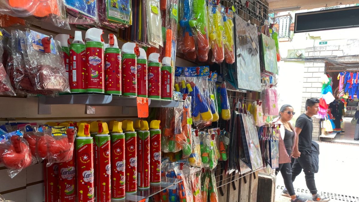 Espuma de carnaval, pistolas de agua y chisguetes se venden en locales del Centro Histórico, para el juego de temporada.