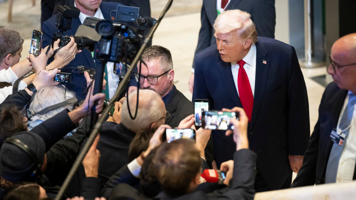 El expresidente borra un polémico video sobre los Obama en medio de la creciente indignación pública.