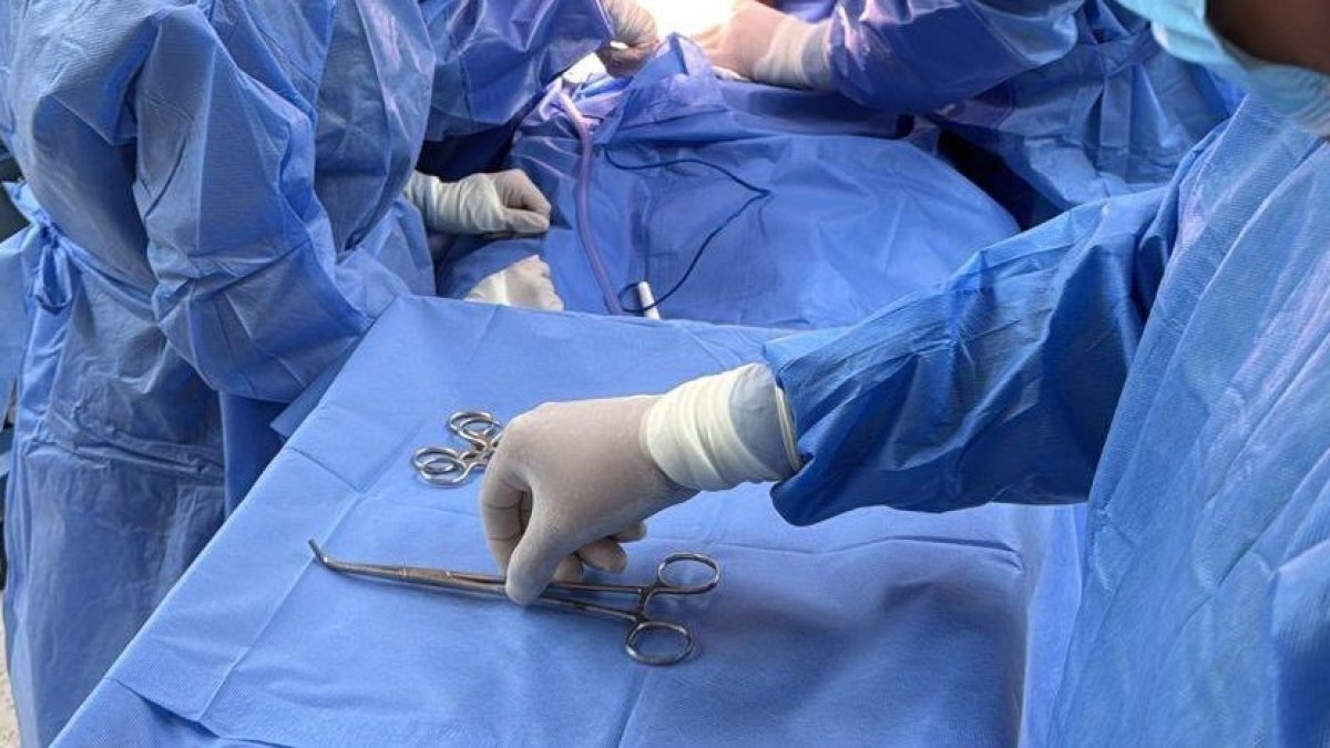 El gerente del Hospital Teodoro Maldonado, Daniel Rodríguez, será enjuiciado por un presunto peculado, debido a supuestas irregularidades en la compra de trajes de protección.