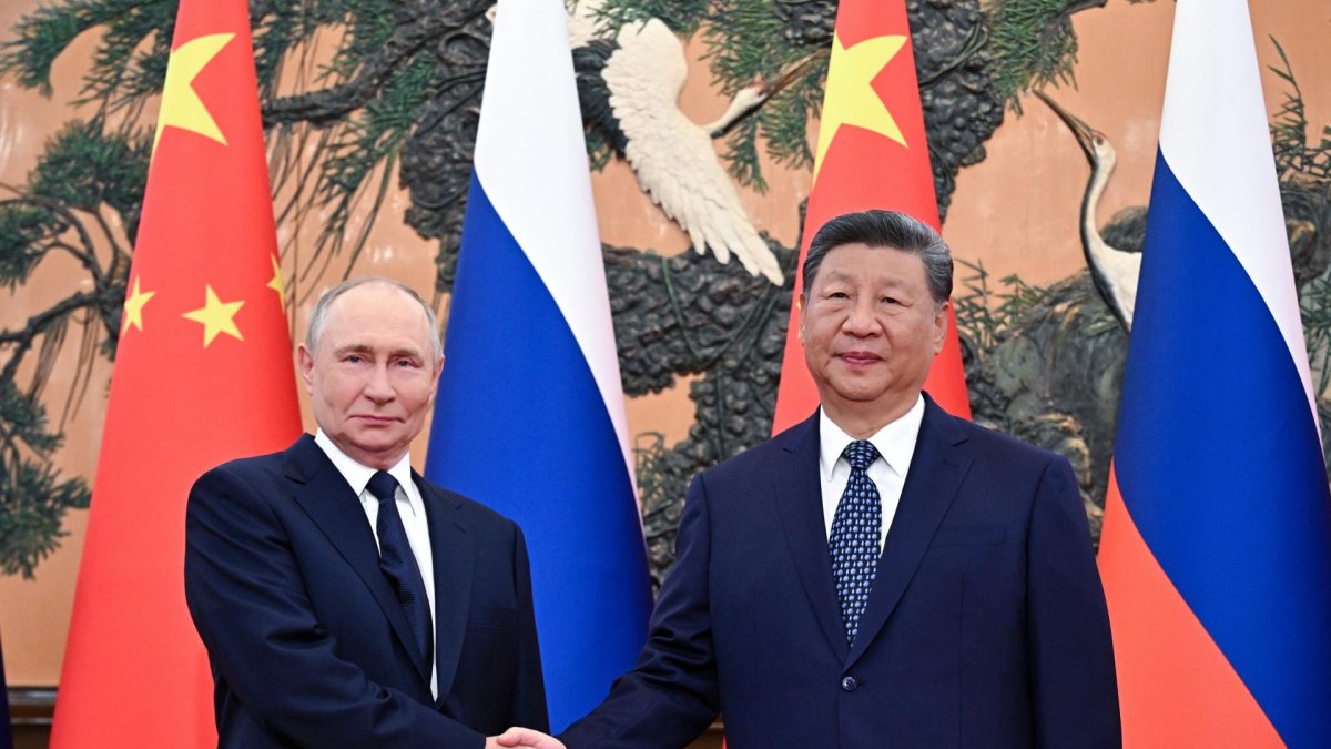 Imagen de archivo del presidente ruso, Vladimir Putin (izq.), y el presidente chino, Xi Jinping, antes de su reunión en Pekín, China, el 2 de septiembre de 2025.