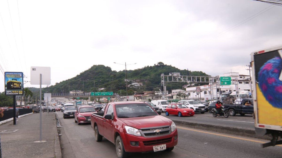 En este punto de la vía a Daule se cometió el sicariato. El hecho violento provocó también congestión vehicular.