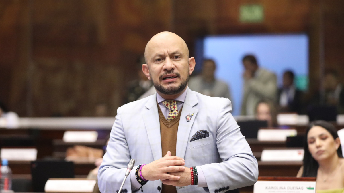 Castillo enfrenta sanción en la Asamblea Nacional, que lo aparta temporalmente de sus funciones.