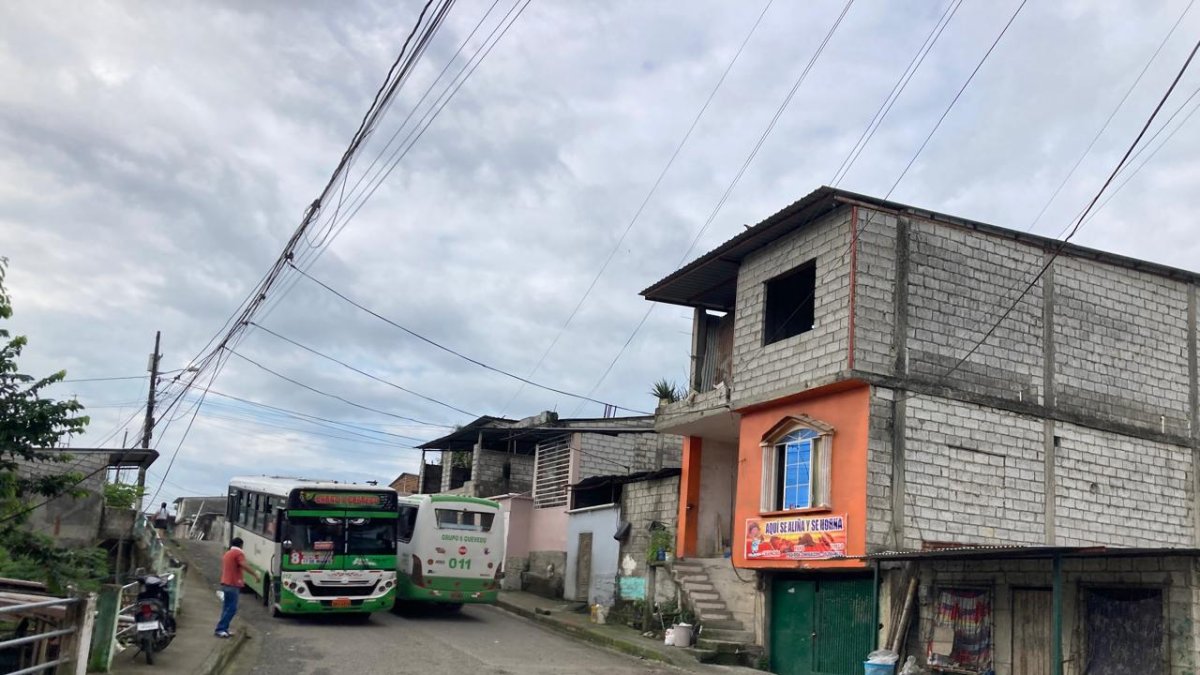 El mal estado de las calles provoca daños en los buses y el riesgo de que ocurran siniestros viales.