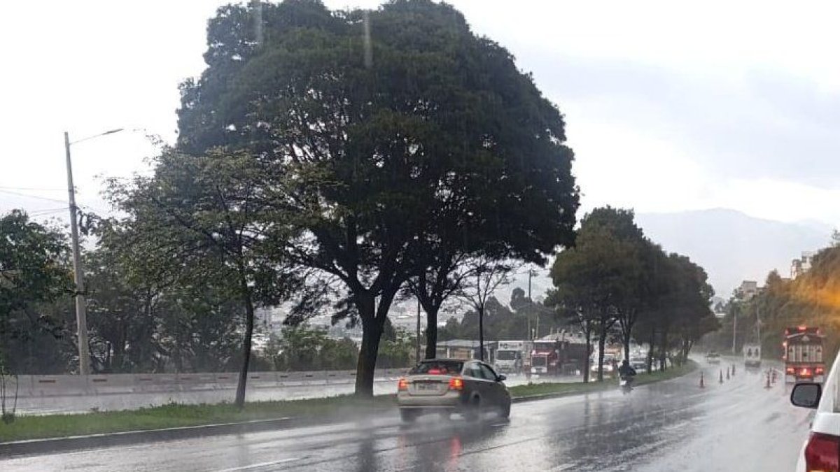 Referencial. Conductores avanzan con precaución por la calzada mojada tras la tormenta eléctrica en Quito.