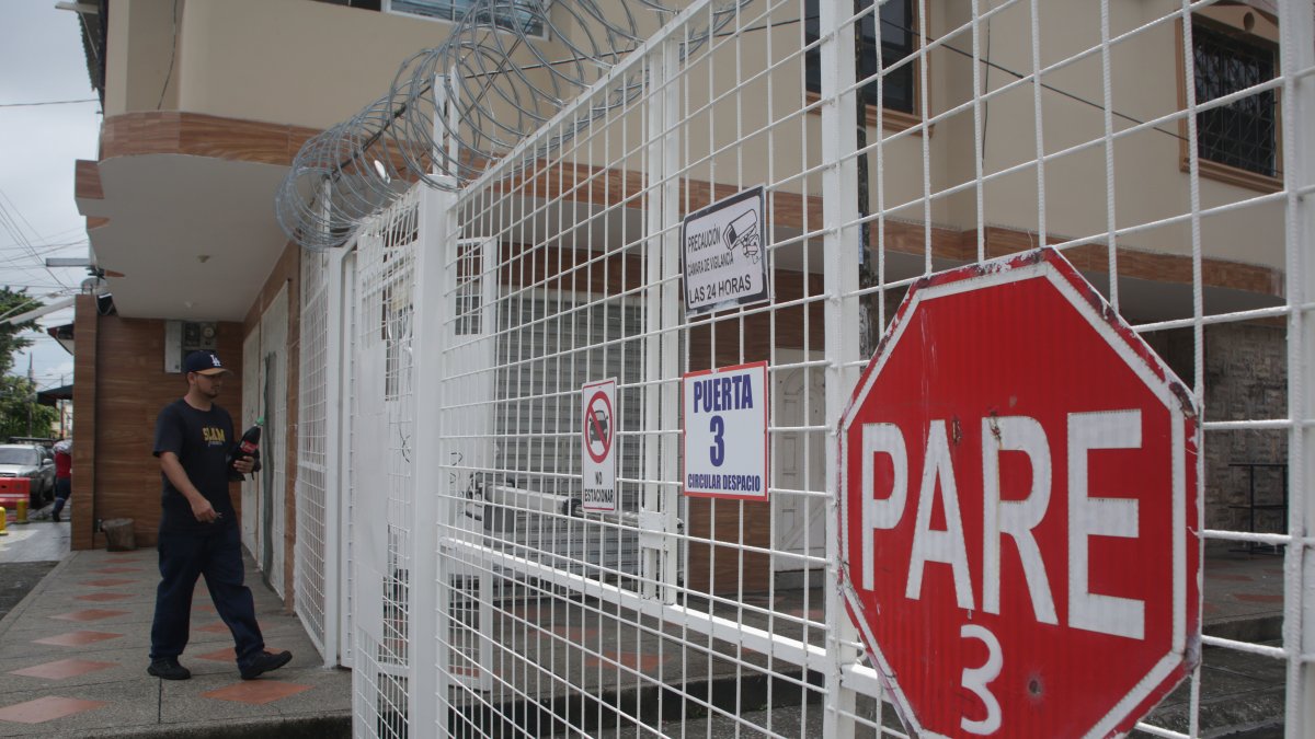 Cerco. Como ocurre en otros sectores de Guayaquil debido a la criminalidad desbordada, vecinos de varias etapas de Guayacanes han cerrado sus cuadras con rejas.