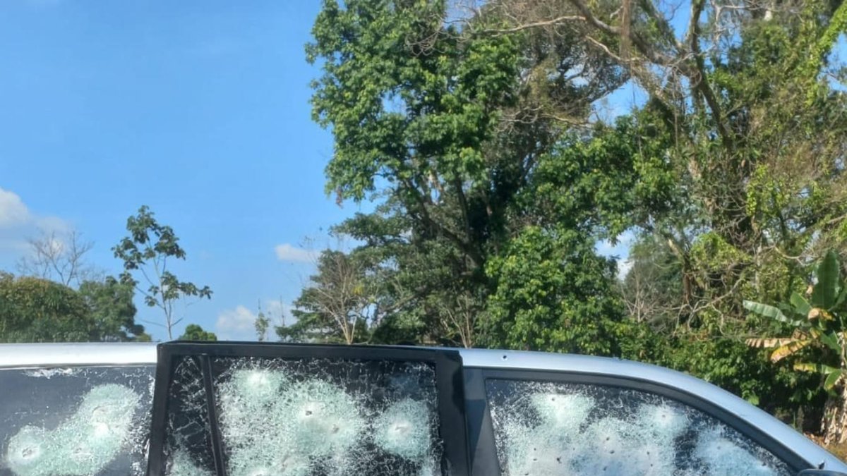 Fotografía de rastreo de redes que muestra una camioneta del senador colombiano Jairo Castellanos, afectada luego de un atentado en Arauca (Colombia).
